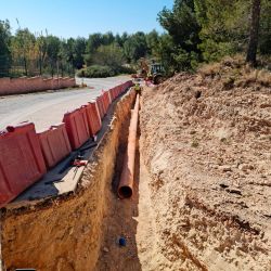 Surco en cuneta con tubos para canalización