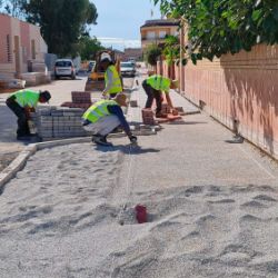 Trabajadores realizando pavimentación