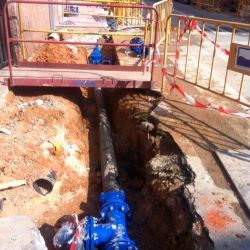 Trabajos de canalización en zona urbana