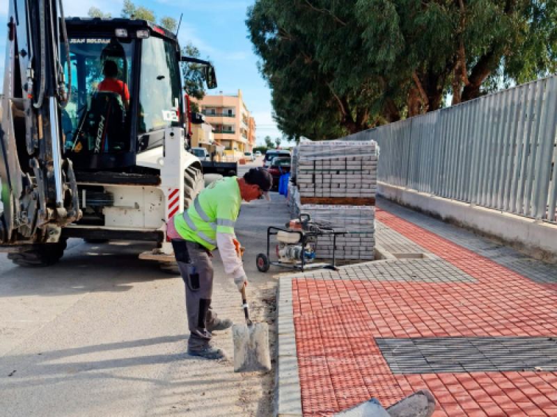 Trabajadores realizando obras en zona urbana
