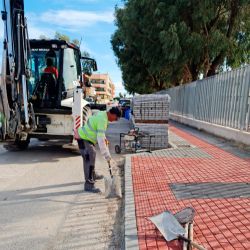 Trabajadores realizando obras en zona urbana