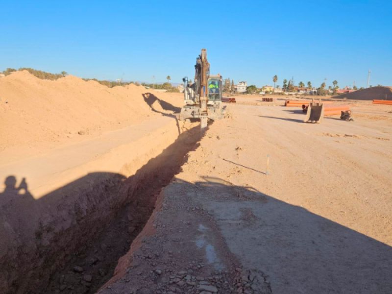 Maquinaria realizando trabajos de canalización