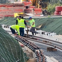 Trabajadores realizando trabajos de asfaltado